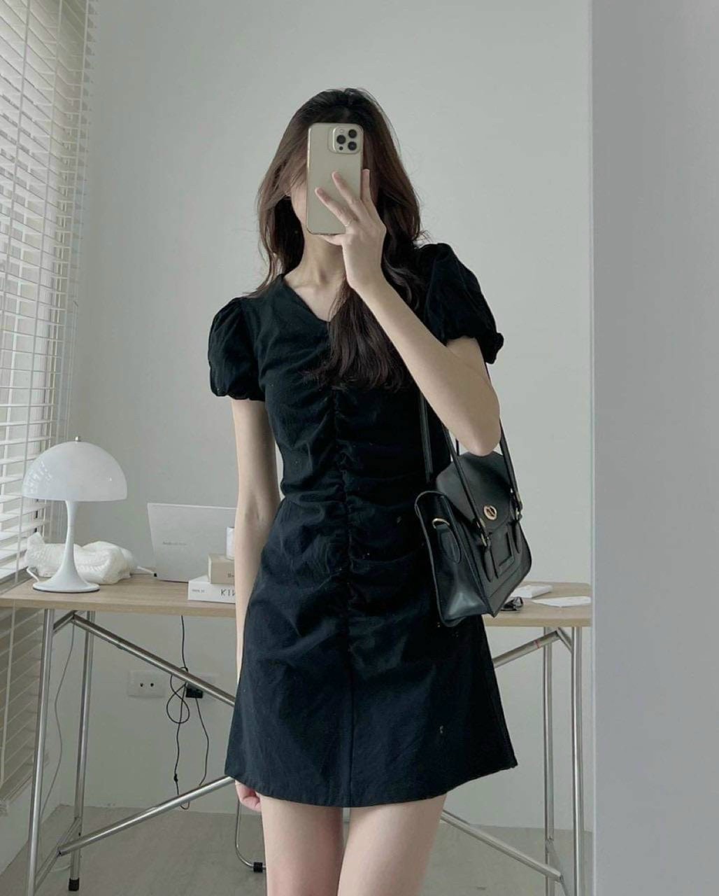ĐẦM SUÔNG TRƠN CỔ V TAY BỒNG NGẮN