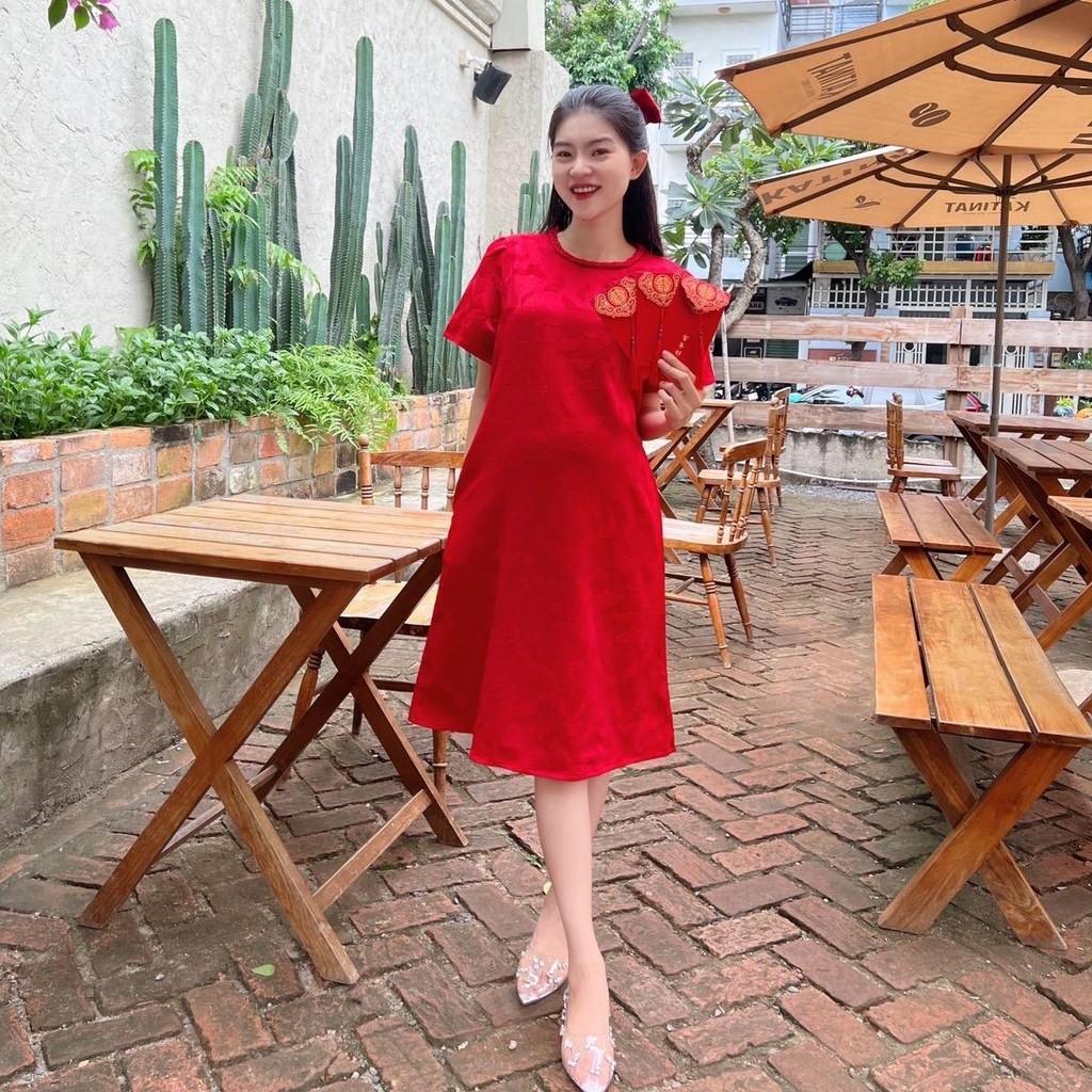 Đầm bầu dự tiệc gấm nổi hoạ tiết phối cổ đan đính bông - Hồng