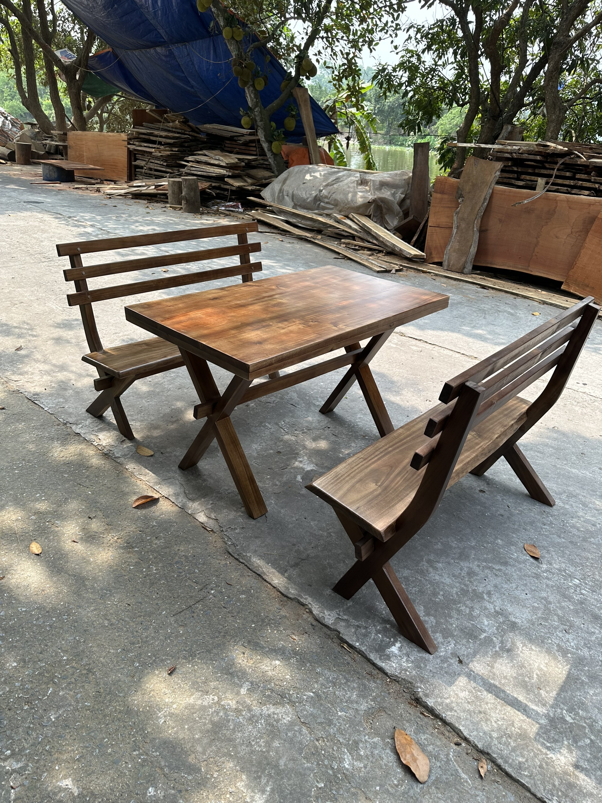 Bộ bàn ghế sân vườn gỗ tự nhiên 1 bàn 2 ghế băng có tựa lưng