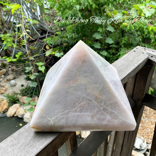 Đá phong thủy kim tự tháp NHASAN T714 nặng 8kg, cao 16cm x ngang 21cm