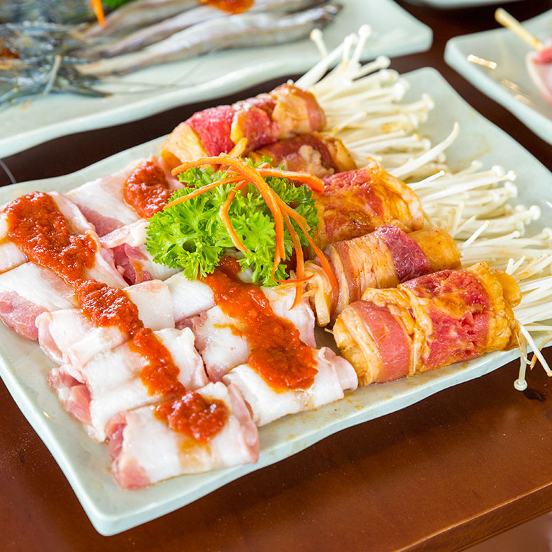 Voucher Buffet Buổi Tối tại Nhà Hàng Hải Sản Dìn Ký Hồng Hà - Hơn 50 món Lẩu Nướng Bò Mỹ - Hải Sản phục vụ thực khách.