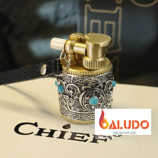 Vỏ hộp quẹt xăng đá kiêm móc khóa CF-212C vỏ xoay hoa văn nổi đính đá