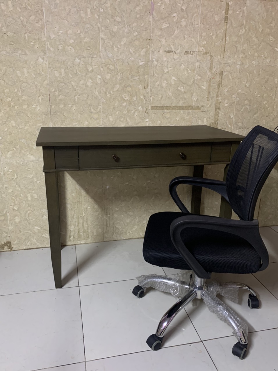 Bàn làm việc Carlton Tundo ngang 1m1 x rộng 50 cm x cao 80 cm.