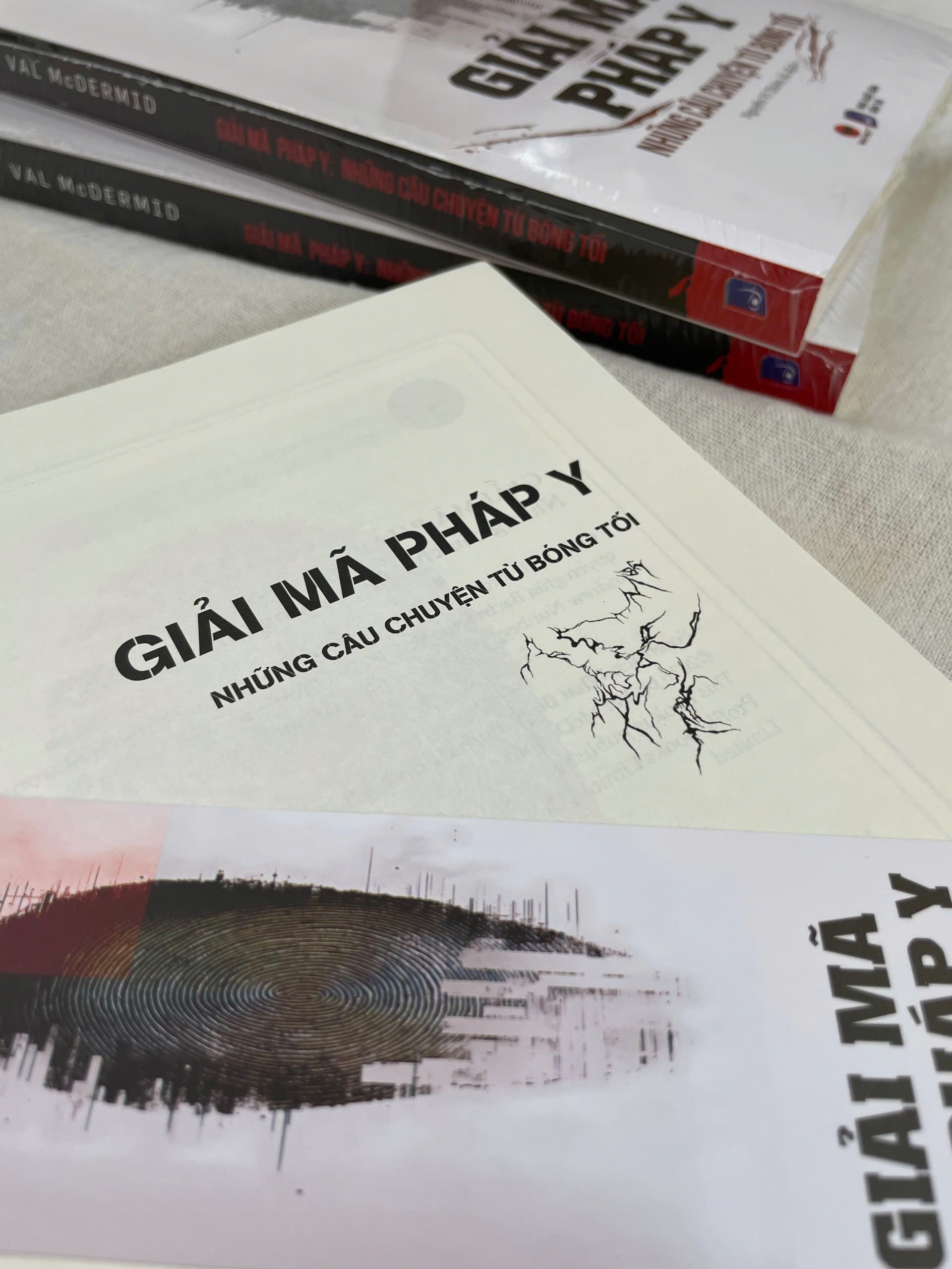 Sách - Giải Mã Pháp Y - Những câu chuyện từ bóng tối - Bách Việt