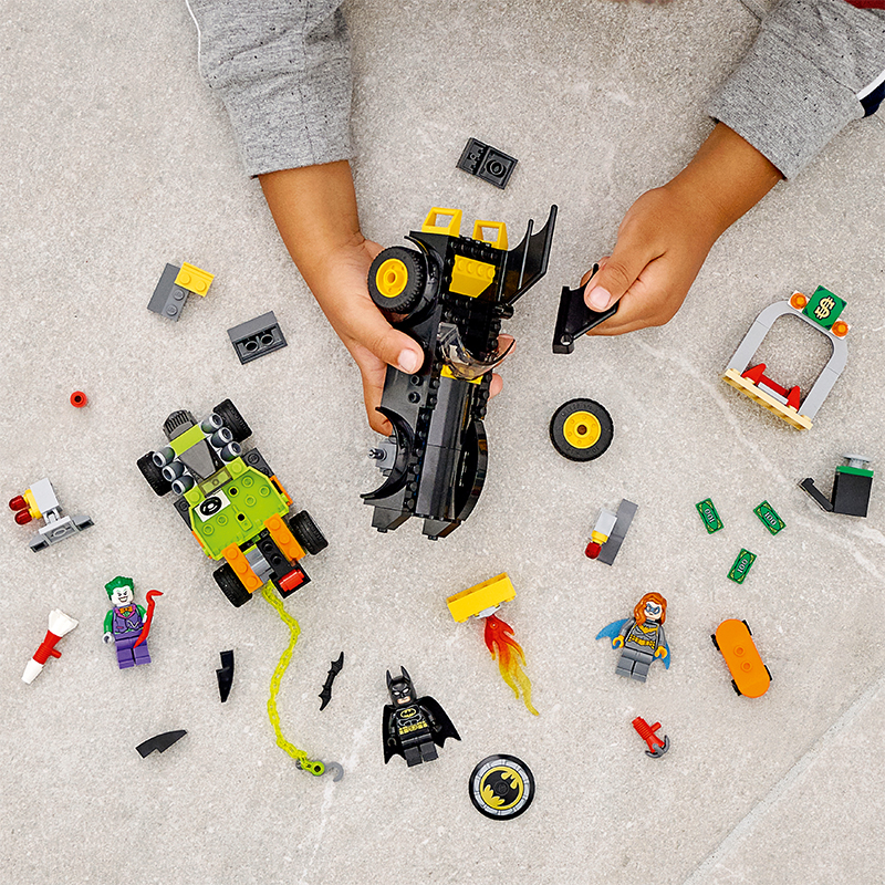 LEGO SUPER HEROES 76180 Batman đối đầu với The Joker