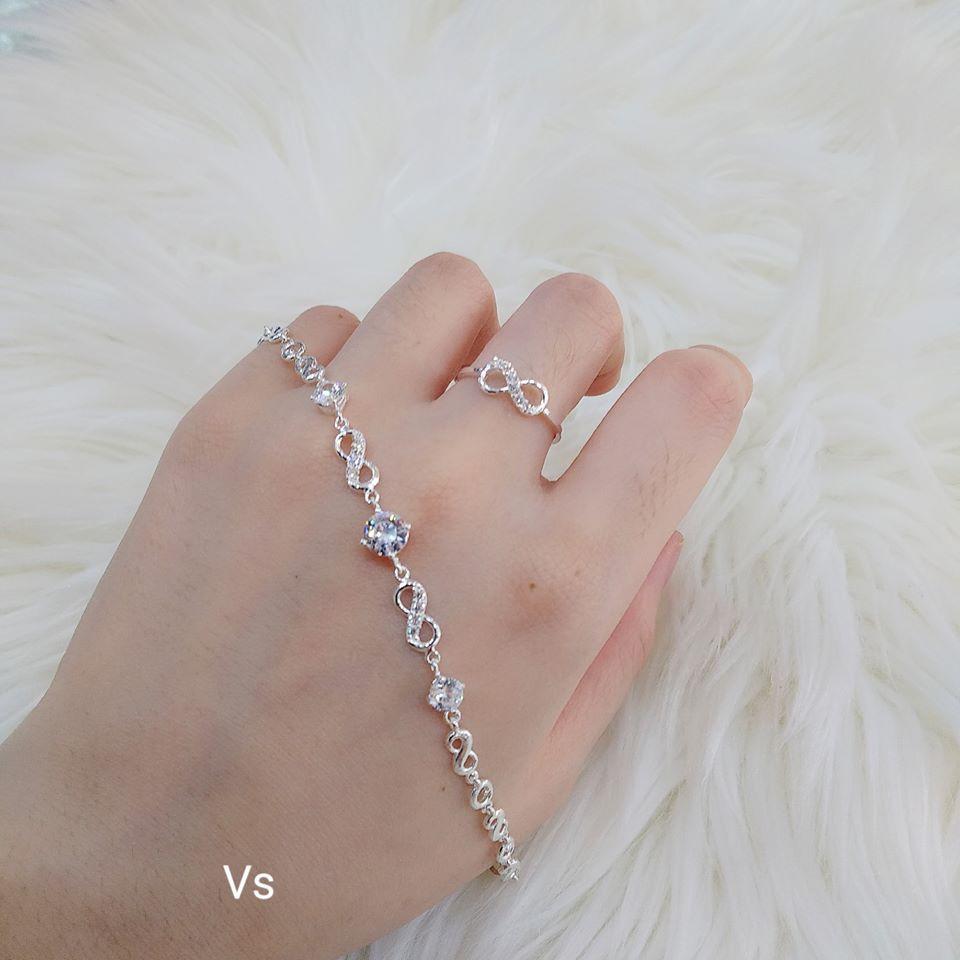 Bộ trang sức gồm nhẫn và lắc tay số 8 gắn đá nhỏ