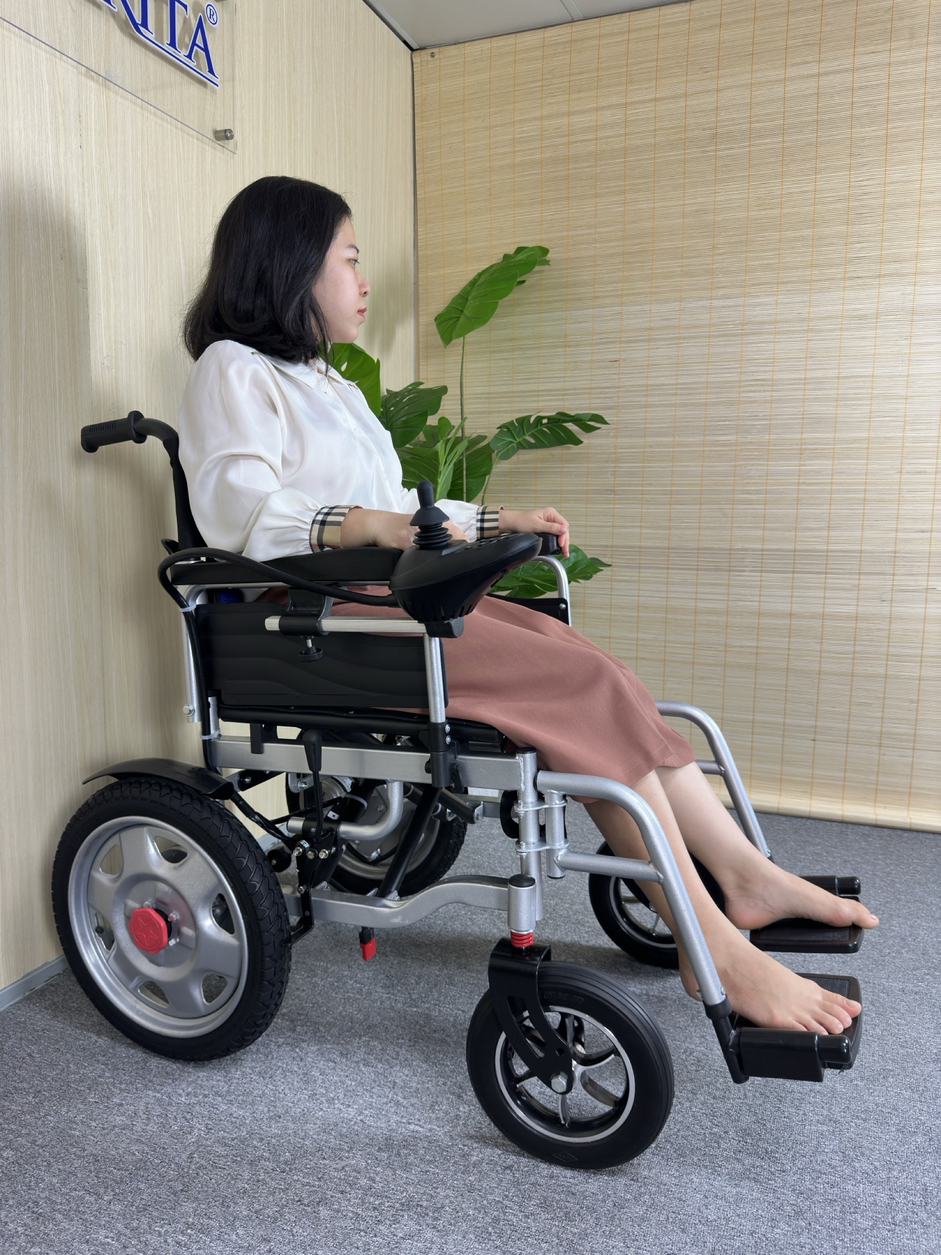 Xe Lăn Điện Phanh Điện tử Gấp Gọn, Điều Khiển Dễ Dàng, Pin Sạc Tối Đa 20km, Chính Hãng NIKITA XLD-1520