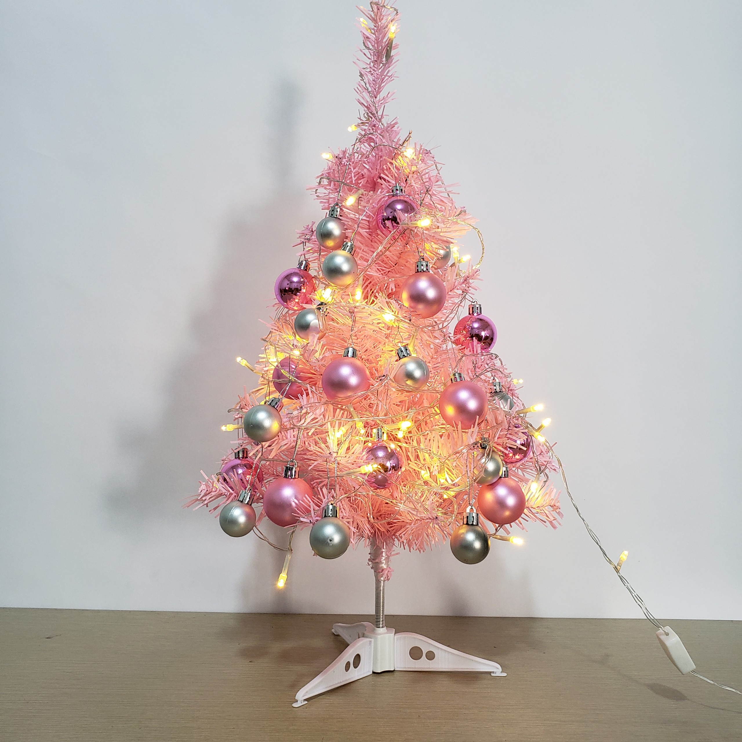 Cây Thông Noel Trang Trí Mùa Giáng Sinh Cao 60cm Màu Hồng Dễ Thương Dáng Cây Dày, Tán Rộng Kèm Dây Đèn, Hạt Châu Sang Chảnh, Xinh Lung Linh - Tặng Kèm 1 Pin AA Maxcell