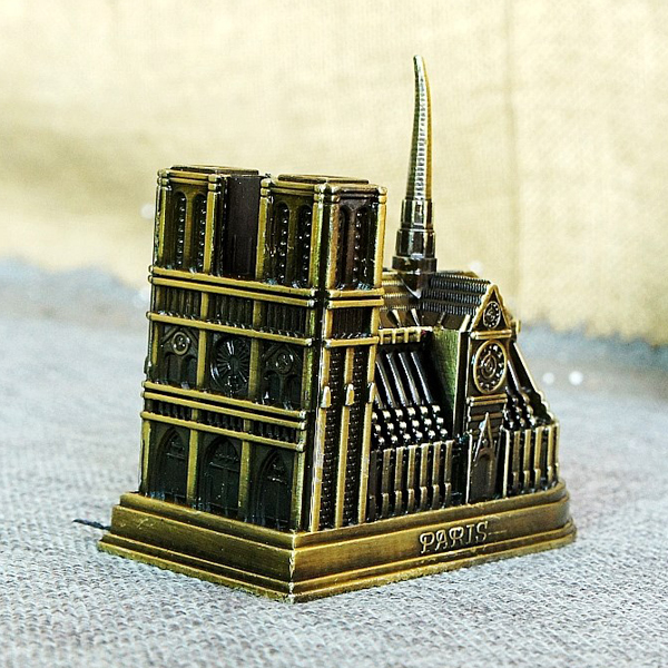 Mô hình nhà thờ Đức Bà ở Paris