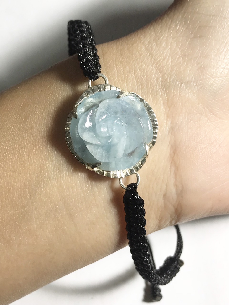 Hoa mẫu đơn đá aquamarine đã bọc bạc tết dây đen free size