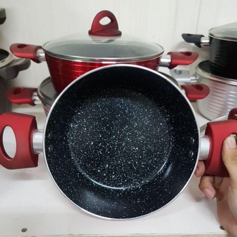 Nồi chống dính màu đỏ nắp kiếng, sử dụng như nồi chiên có đủ size được thiết kế từ Đức.