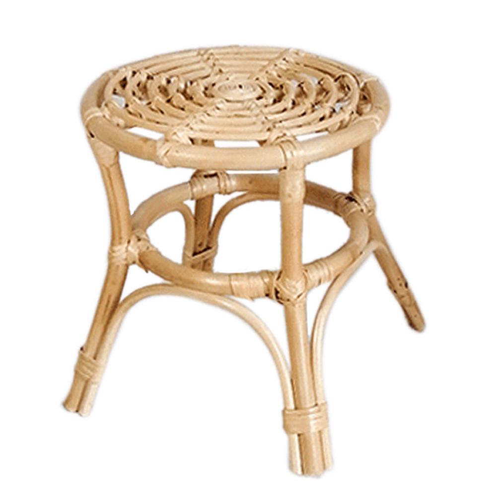 Ghế mây đan bằng tay đặt trong nhà, để chậu cây, chậu hoa