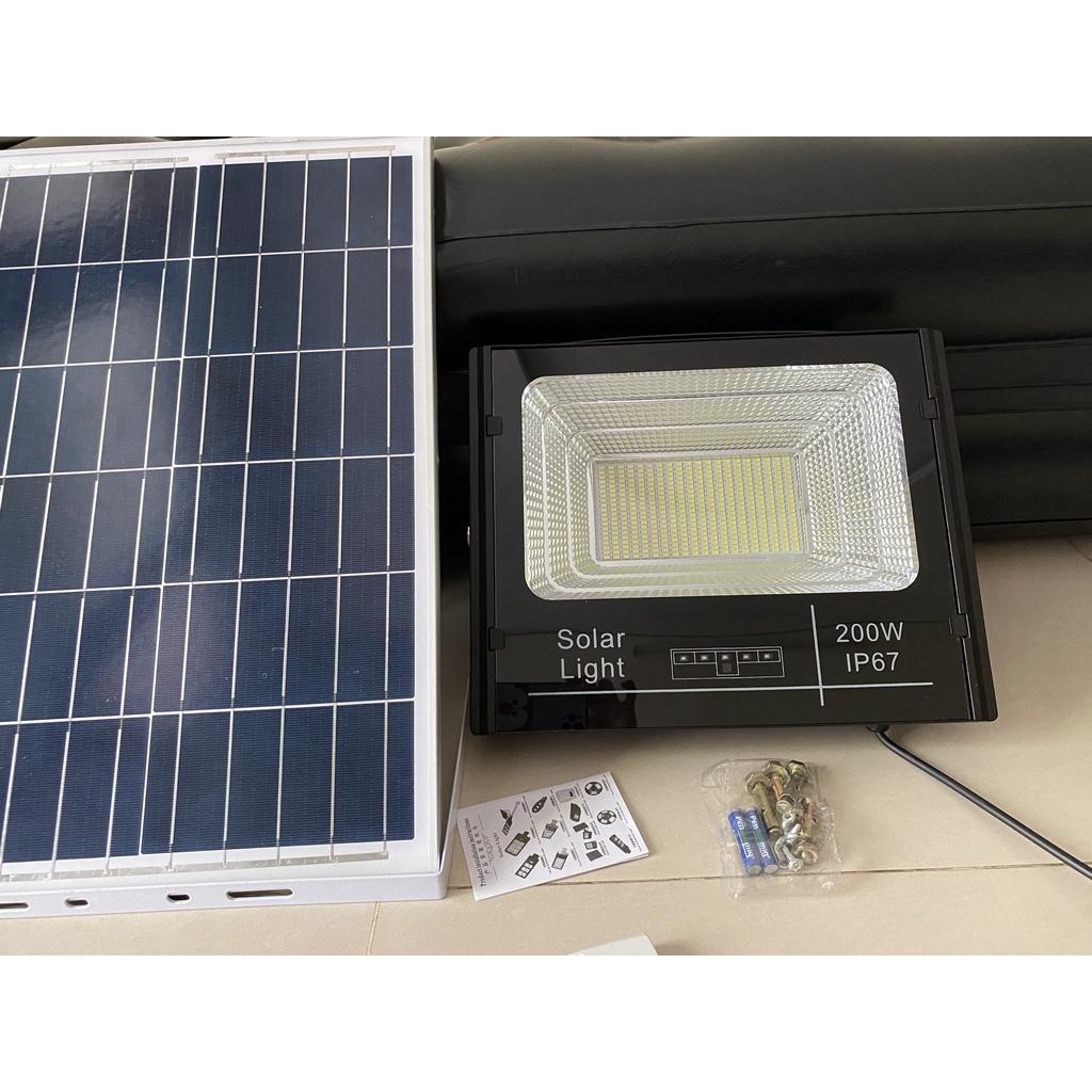 Đèn pha NLMT 200W, có rempte, cảm biến ánh sáng