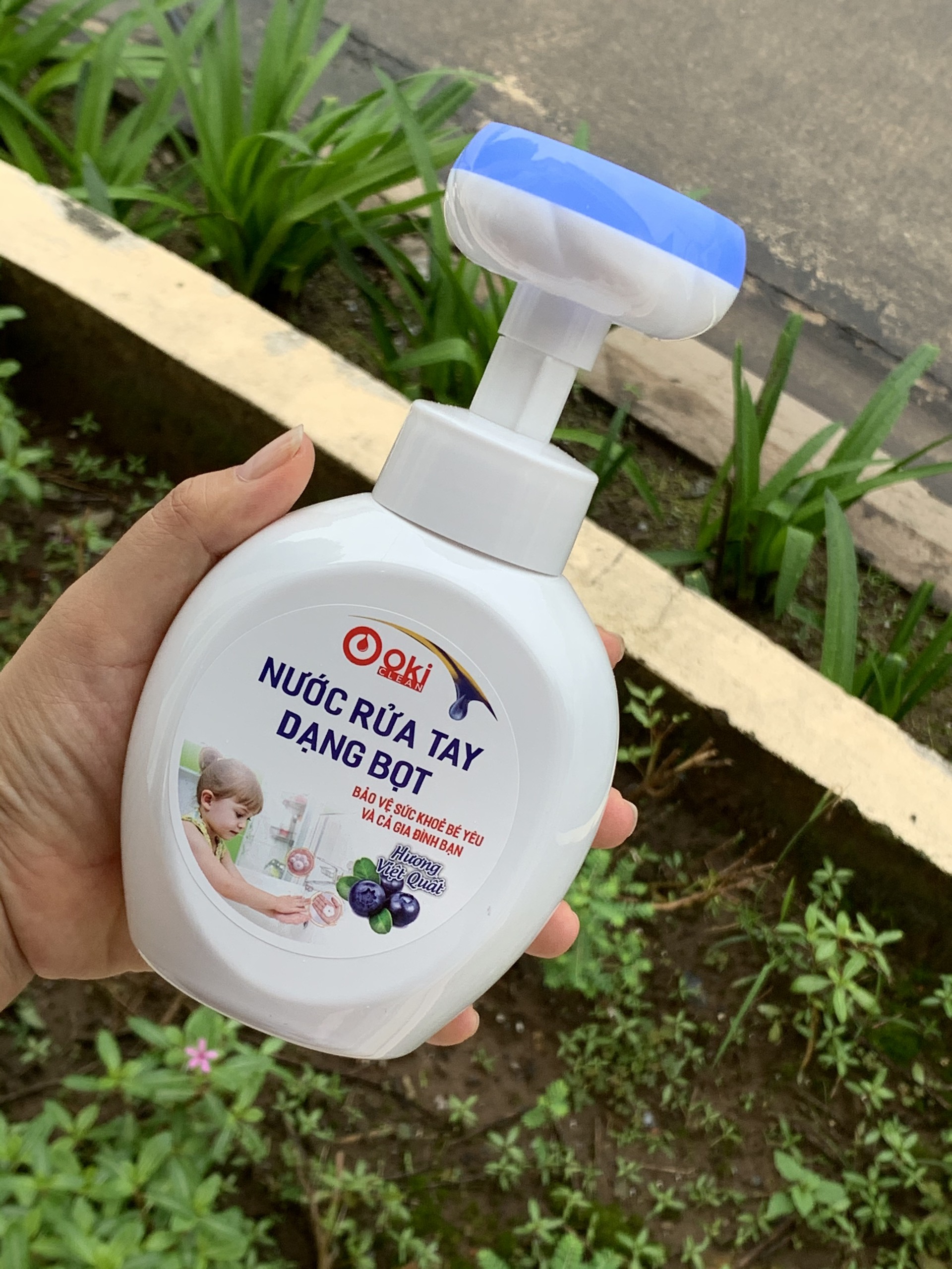 Nước Rửa Tay Tạo Bọt Cho Bé &amp; GĐ Hình Bông Hoa, Hình Chân Gấu Dễ Thương OKi Clean Hương Việt Quất, chai 500g