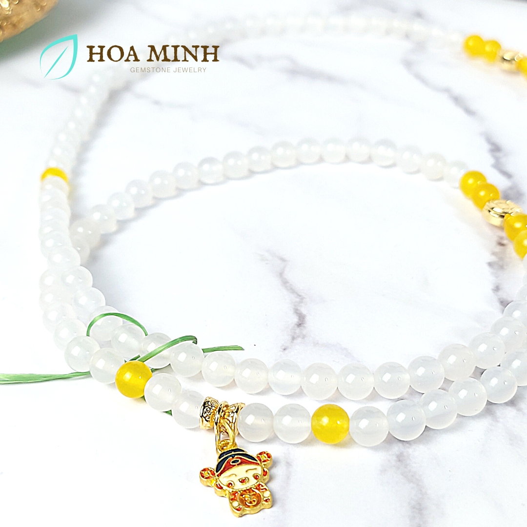 Vòng tay chuỗi 108 hạt Mã Não trắng 6 li phối đá Mã Não vàng, charm Thần Tài bạc xi vàng Bình An Tài Lộc