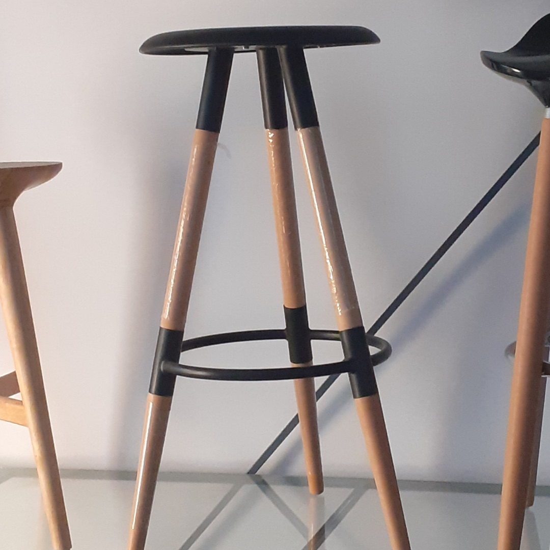 Hình ảnh Ghế quầy bar ba chân gỗ mặt ngồi nhựa tròn màu đen cho căn hộ café quán bar / 3 legged bar stools CB2128-S1 CAPTA