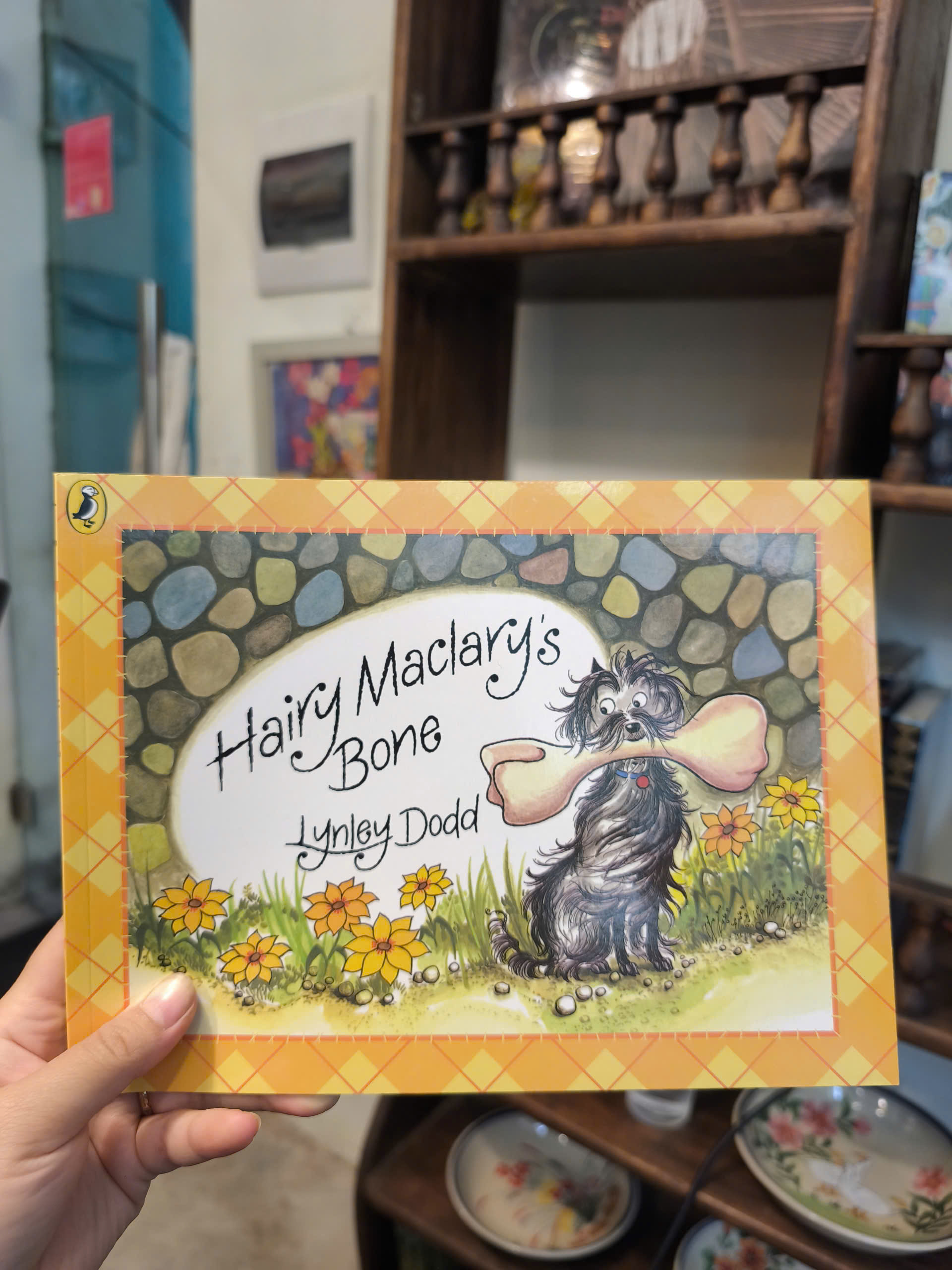 Sách - Hairy Maclary's Bone by Lynley Dodd - Sách tiếng anh dành cho trẻ em