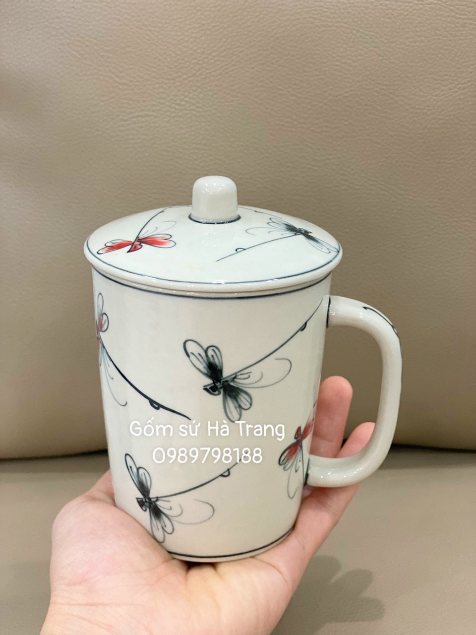 Cốc sứ Bát Tràng cao cấp vẽ tay xuất dư hoạ tiết chuồn kim màu có nắp dung tích 350ml