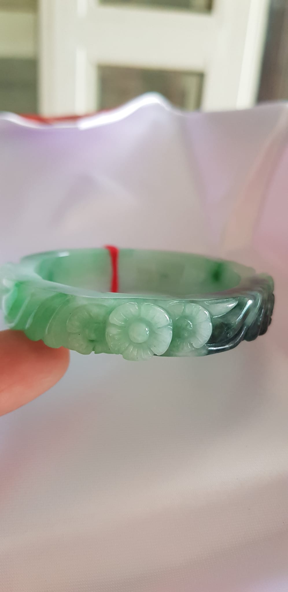 Vòng cẩm thạch tự nhiên chạm Bông Hoa Mai tròn mới đẹp tuyệt vời bản vuông Ni 48mm x cao 12mm x dầy 8mm 100% Đá cẩm thạch thiên nhiên màu Xanh ngọc bóng đẹp đều cả vòng điểm xanh sơn thủy đậm 1 góc thiệt đẹp Nữ 35kg - 48kg đeo ạ