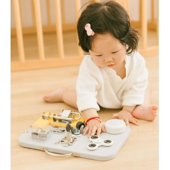 Bảng bận rộn cho bé, busy board cục bận rộn busy cube rèn vận động tinh theo phương pháp montessori