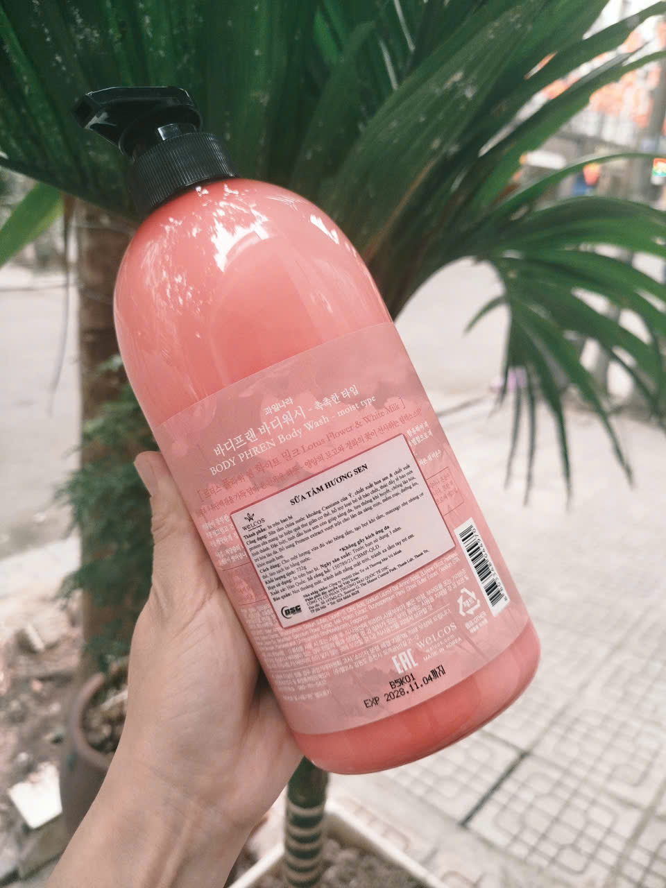 Sữa tắm hương sen Hàn Quốc Welcos Lotus Flower White Milk 750ml