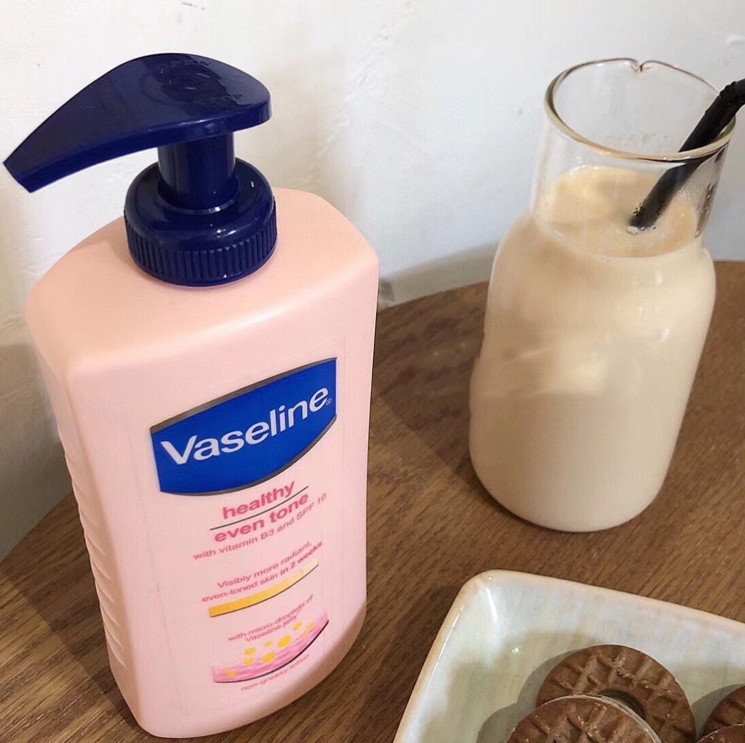 Sữa dưỡng thể dưỡng trắng ngày và đêm Vaselin 400ml