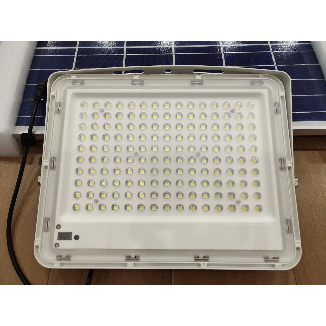 Đèn pha LED trắng 200W năng lượng mặt trời