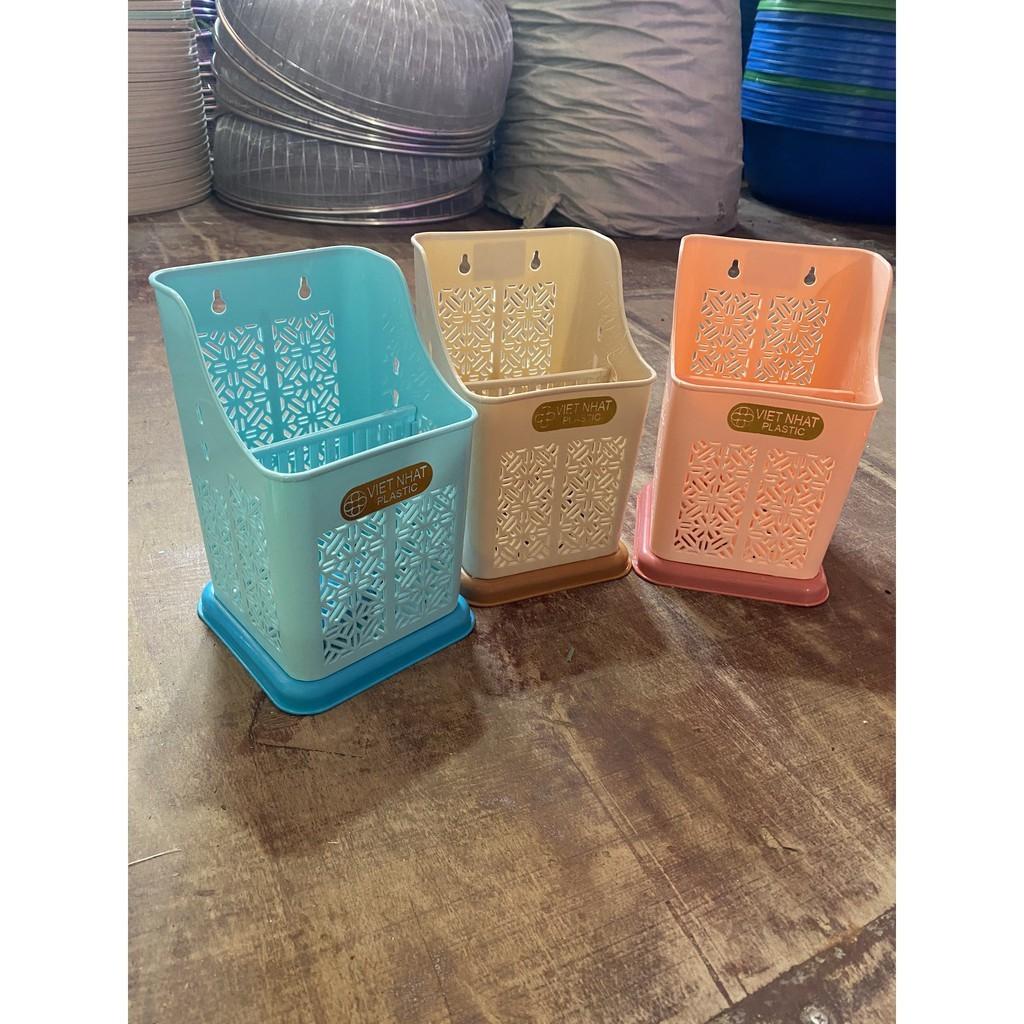 ỐNG CẮM ĐŨA THÌA VIỆT NHẬT HÌNH VUÔNG KÈM LỌ TĂM BẰNG NHỰA