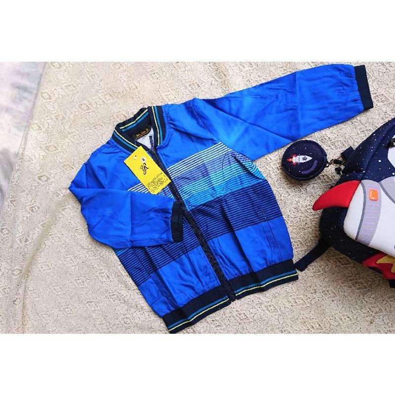 Áo khoác unisex màu xanh dương họa tiết cá mập.