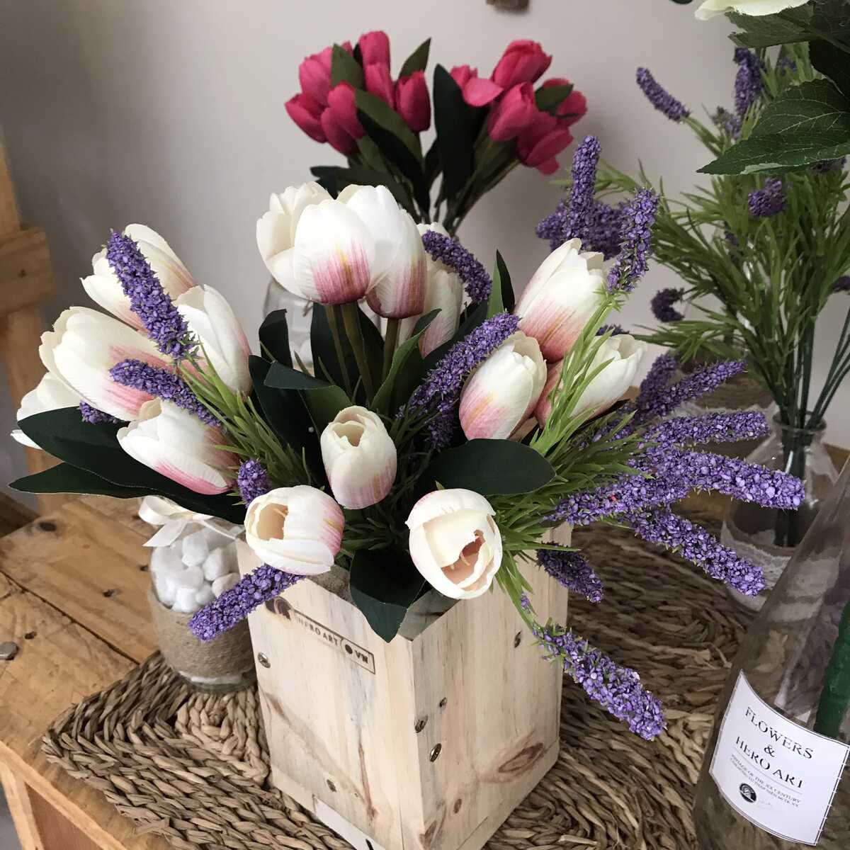 Bình hoa giả tulip và lavender để bàn đẹp