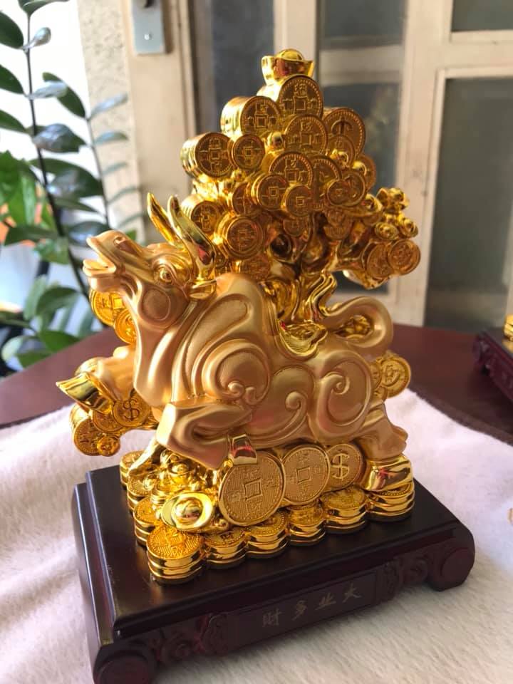 Tượng Trâu Vàng Mới Đứng khối tiền Cây tài lộc Màu Vàng đặt bàn làm việc may mắn ạ Size cao 20cm x ngang 15cm x sâu 10cm