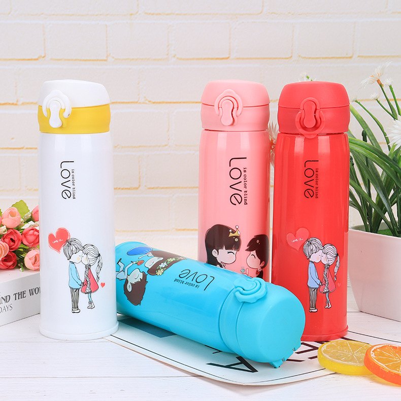 Bình Nước Thủy Tinh Bọc Nhựa Cách Nhiệt Hình Chibi Love Nắp Cài 450ml Siêu Hot