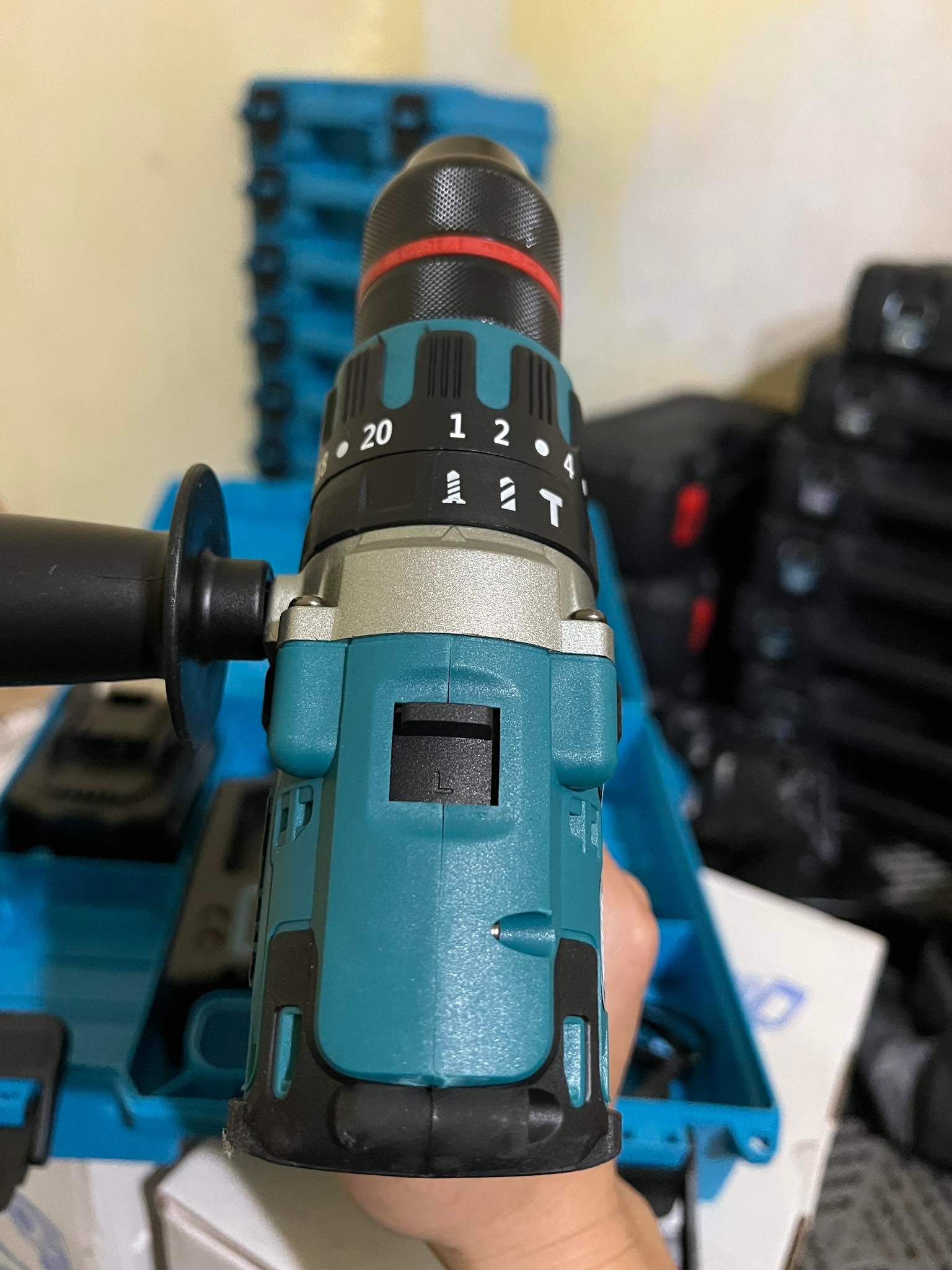 Máy khoan PIN 199V sử dụng động cơ không chổi than