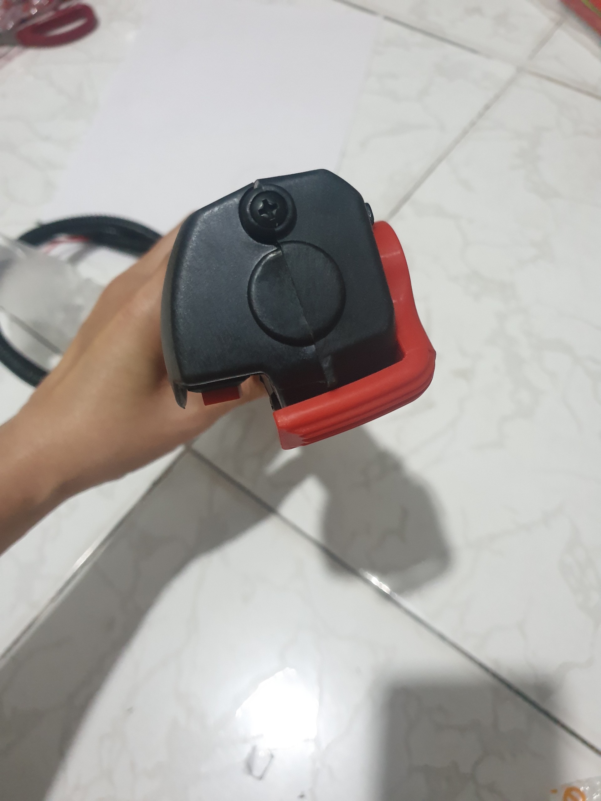 TAY LÁI CÓ CÔNG TẮC DÙNG CHO MÁY CẮT CỎ BÌNH XĂNG DƯỚI. . KIỂU CẦN GẠT