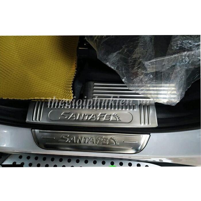 BỘ SẢN PHẨM Nẹp bước chân và ốp chống trầy cốp Hyundai Santafe 2019 - Mẫu Inox