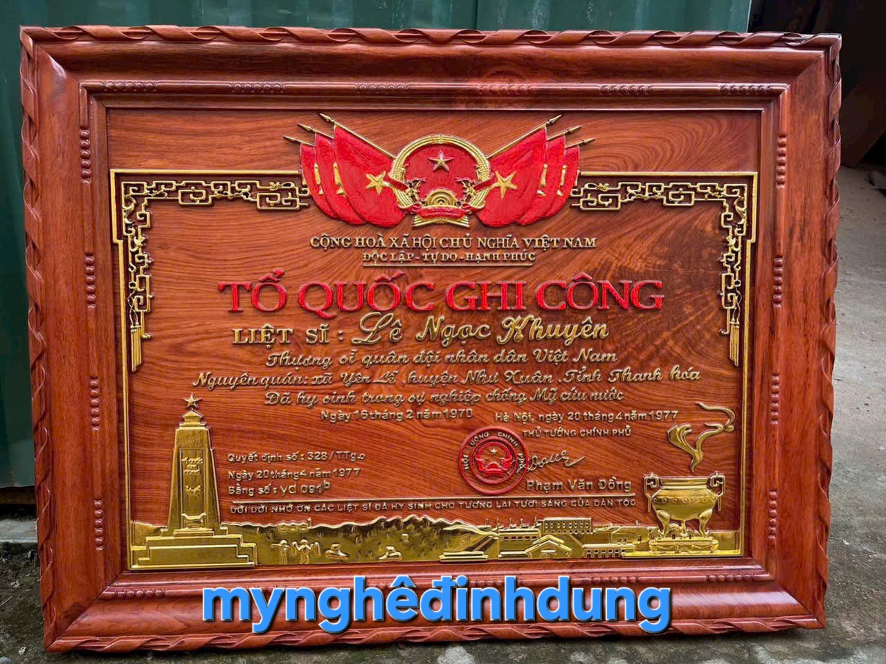 Tranh điêu khắc tổ quốc ghi công bằng gỗ hương