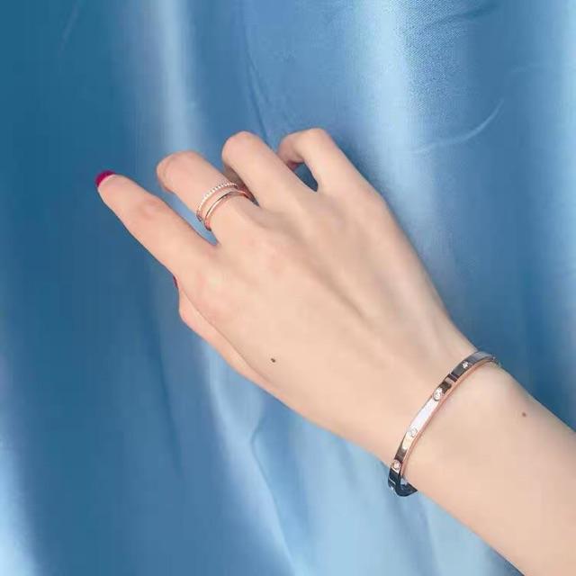 Vòng tay titan nữ không đen V35