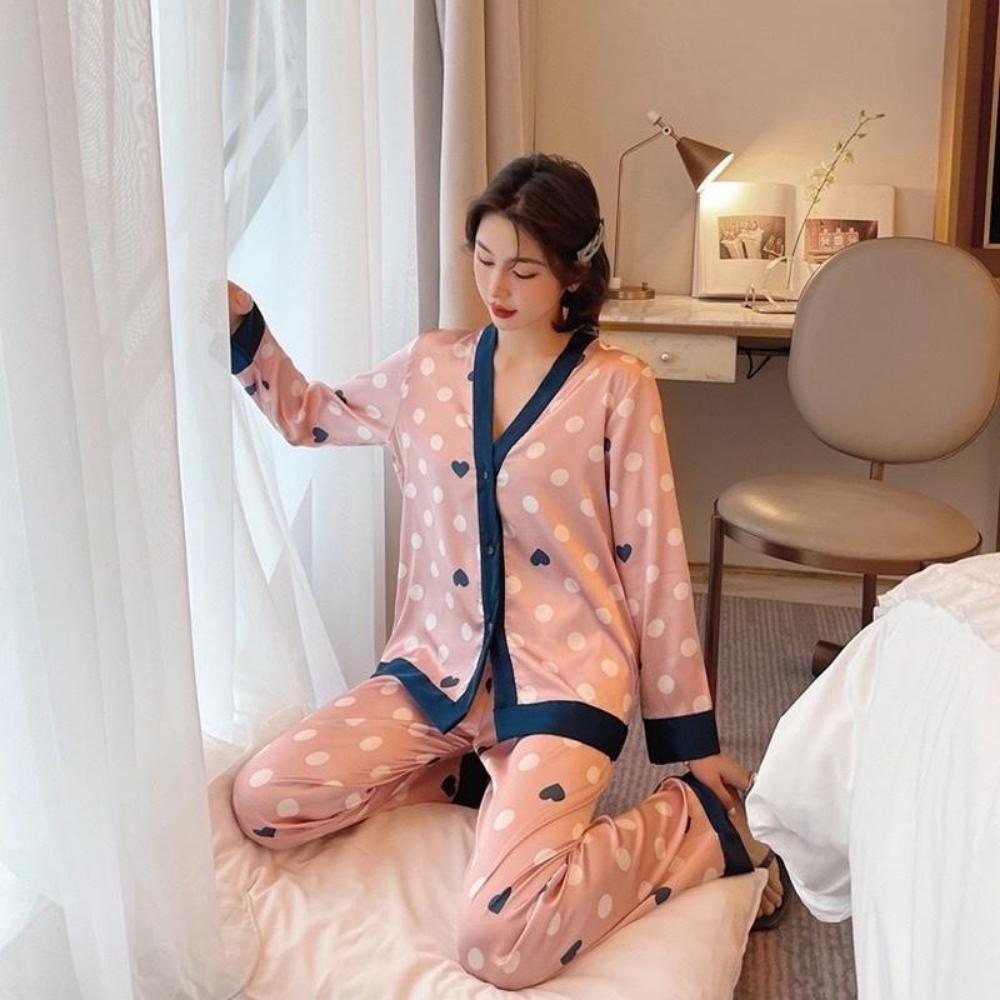 Đồ bộ pyjama nữ, đồ mặc nhà cao cấp VILADY - B103 kiểu cổ V tay dài quần dài họa tiết chấm Bi màu hồng, chất liệu lụa Pháp ( lụa latin) siêu mát