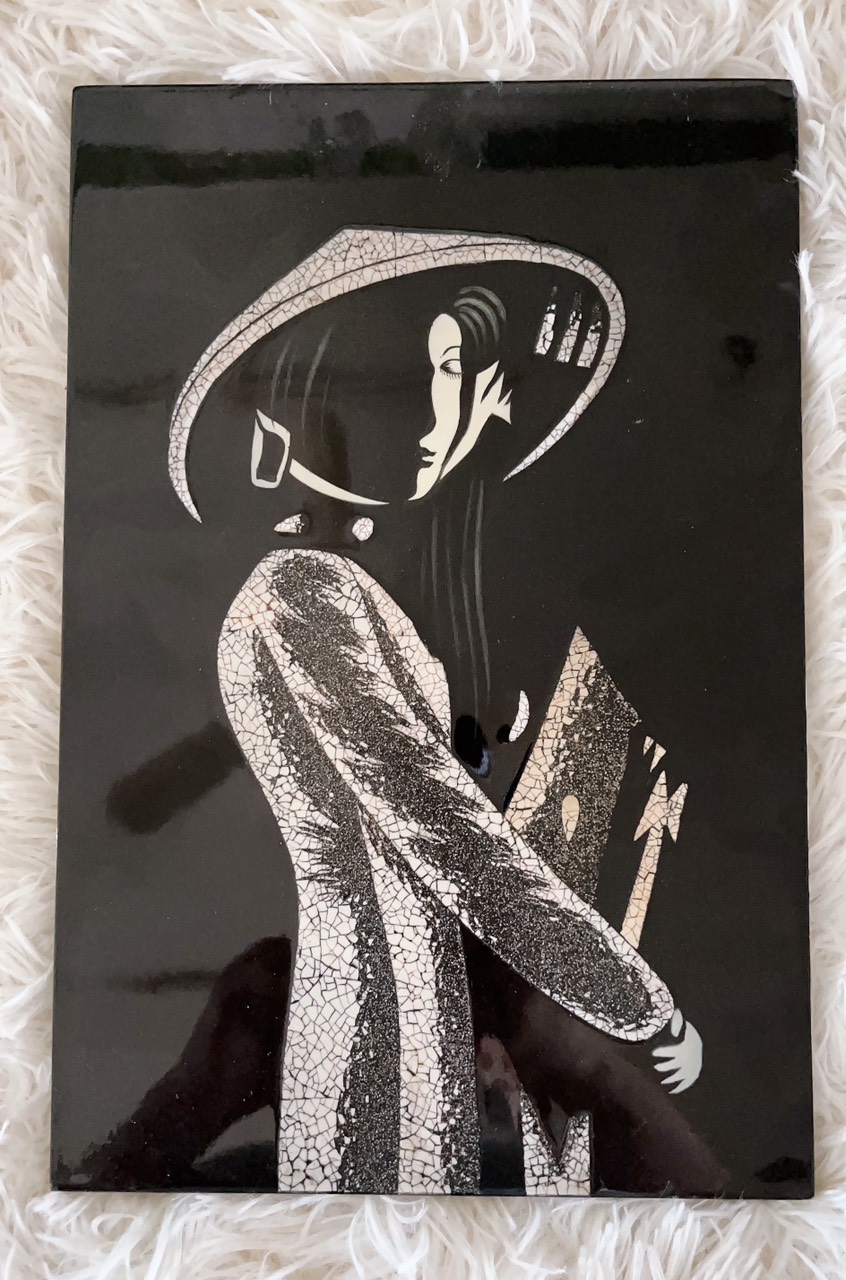 Tranh sơn mài cẩn vỏ trứng cảnh đồng quê và cô gái áo dài Việt Nam