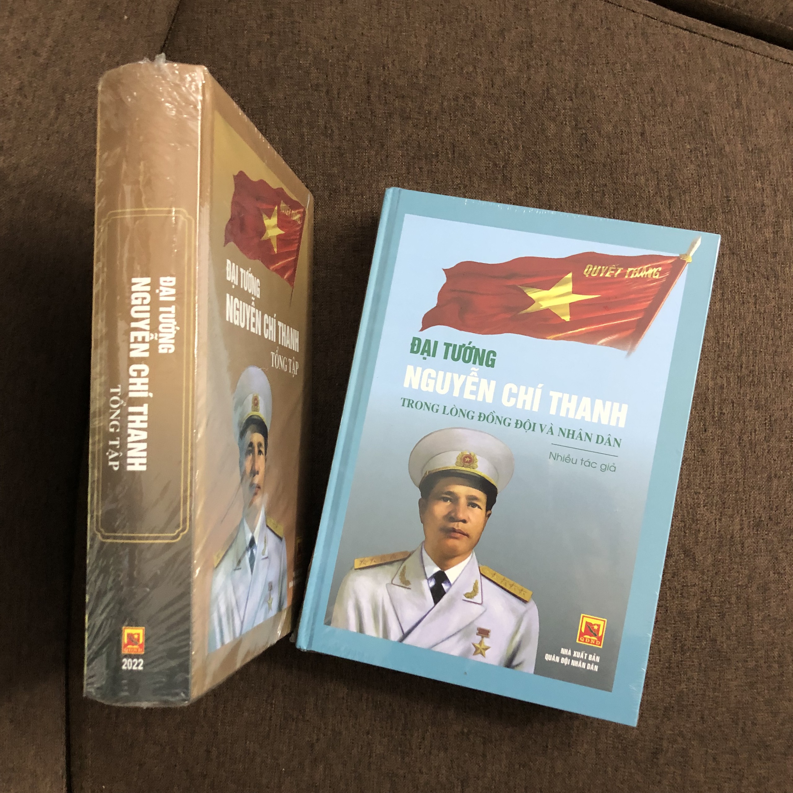 Đại tướng Nguyễn Chí Thanh tổng tập + Đại tướng Nguyễn Chí Thanh trong lòng đồng đội và nhân dân [bộ 2 cuốn bìa cứng]