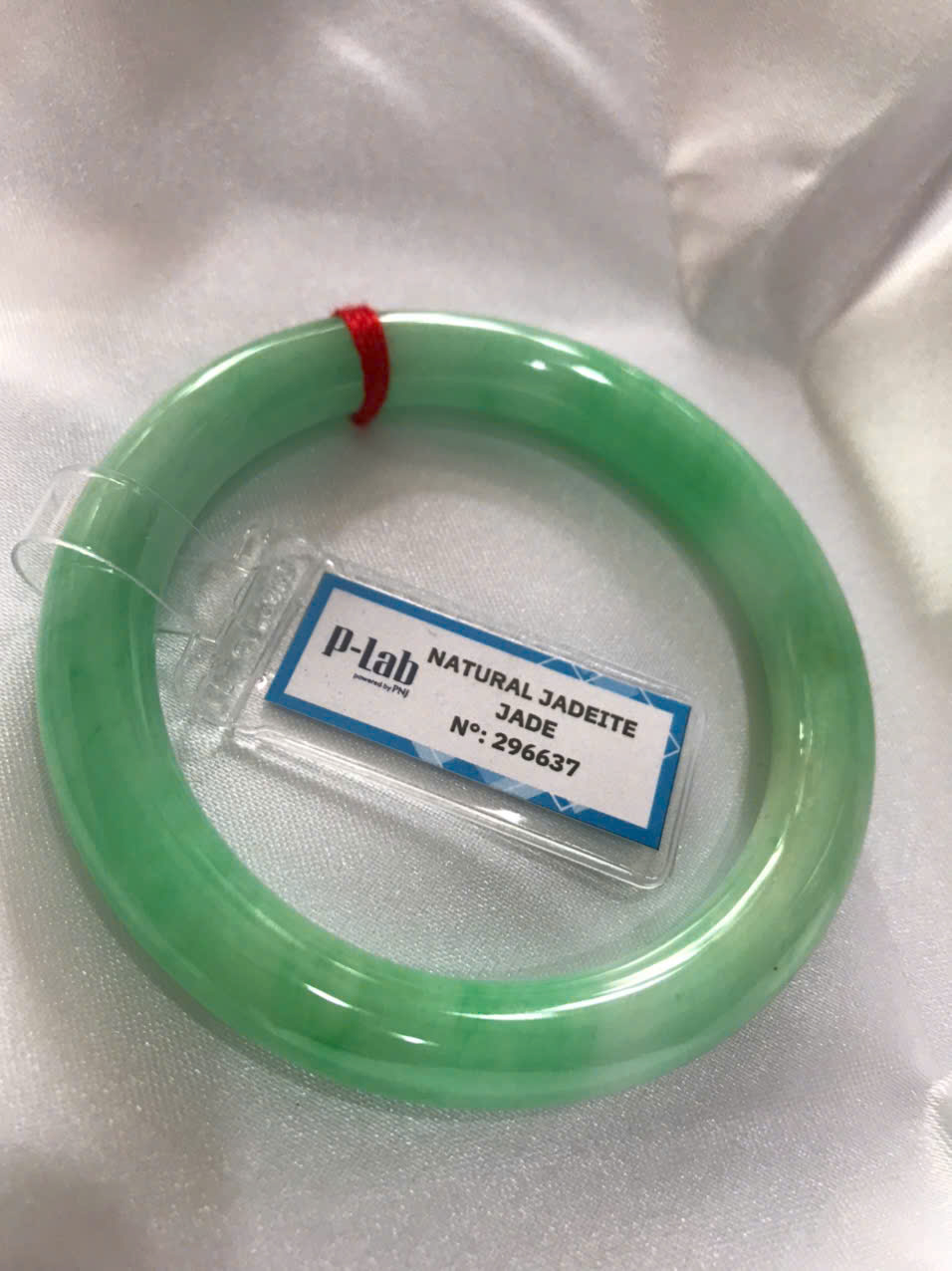 Chiếc Vòng Tay Đá Ngọc Cẩm Thạch Tự Nhiên Vip Lý Đẹp Ni 53mm x chột 8,2mm kiểm định kèm giấy chứng nhận P Lab Ni 296637 Màu Xanh Lý Tươi trắng xanh nhẹ bóng mượt sịn sang nữ 52kg - 60kg đeo ạ