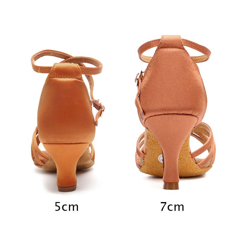 Giày khiêu vũ Latin Giày khiêu vũ nữ Satin Soft Sole Girls Salsa Tango Dancing Shoes Color: Black 5cm Shoe Size: 5.5