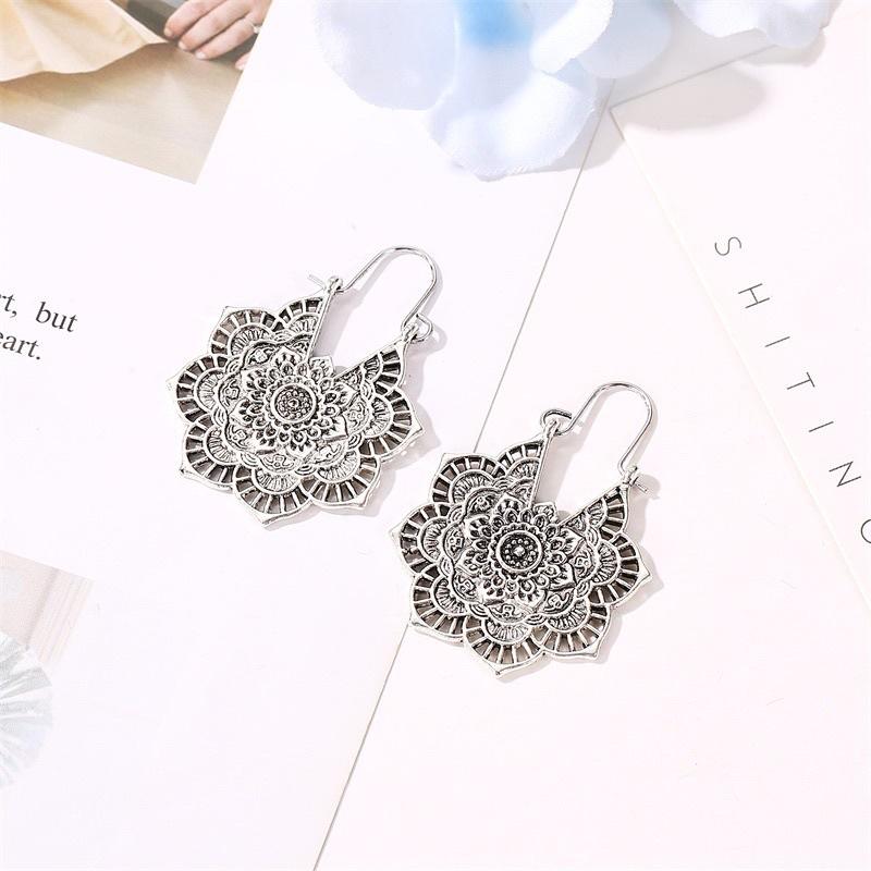 Khuyên tai khắc nổi hình hoa phong cách bohemian