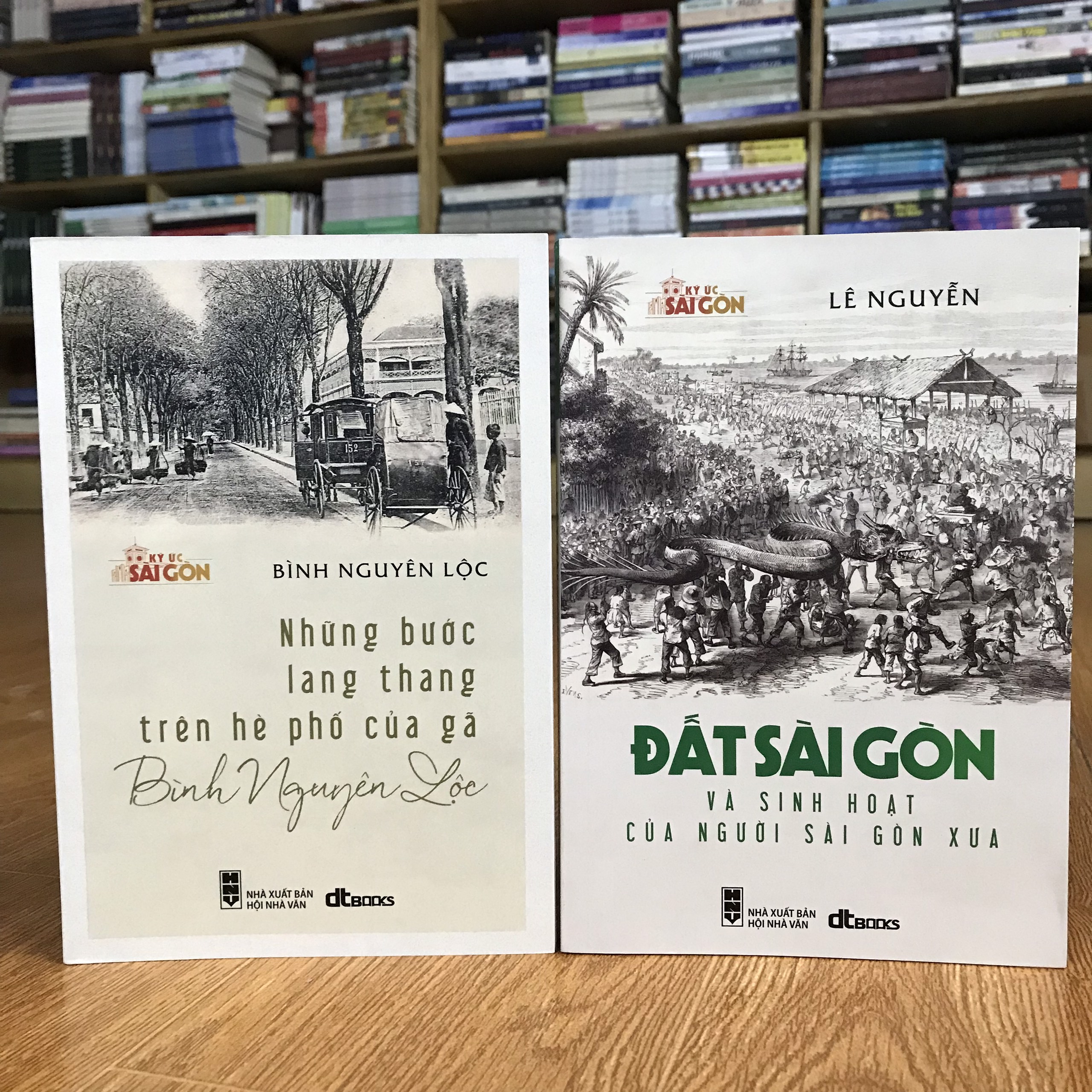 Combo sách KÝ ỨC SÀI GÒN XƯA: đất Sài Gòn và sinh hoạt của người Sài Gòn xưa + Những bước lang thang trên hè phố của gã Bình Nguyên Lộc (tặng kèm bookmark)
