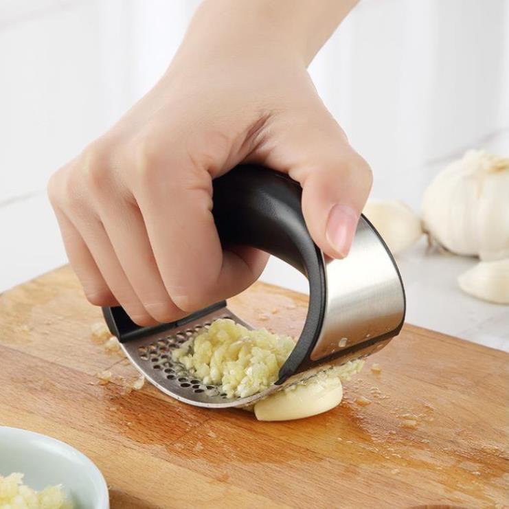 Dập tỏi có tay cầm cán đen Inox,ép tỏi,nghiền tỏi,tiện ích