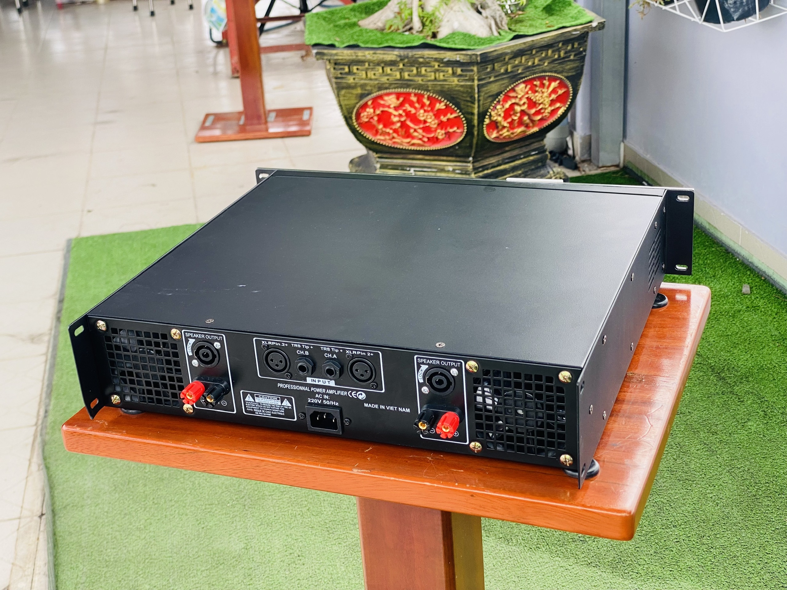 Cục Đẩy Công Suất Cao LA9000 - 2 Kênh 32 Sò - Công Suất 500W X 1 Kênh Chơi Được Loa 5 Tấc, Bảo Hành 12 Tháng. HÀNG CHÍNH HÃNG
