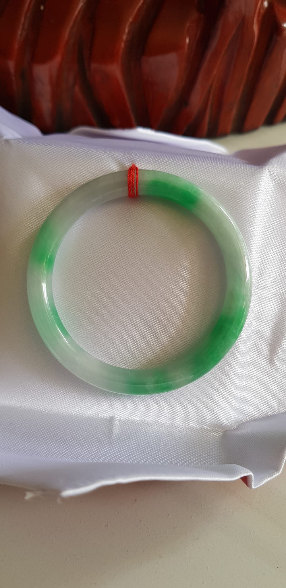 Vòng Cẩm Thạch tự nhiên mới TR LÝ  IC 49mm x cọng 7mm Vòng màu trắng xanh lý tươi đẹp nữ tay nhỏ 40kg - 49kg đeo rẻ đẹp ạ