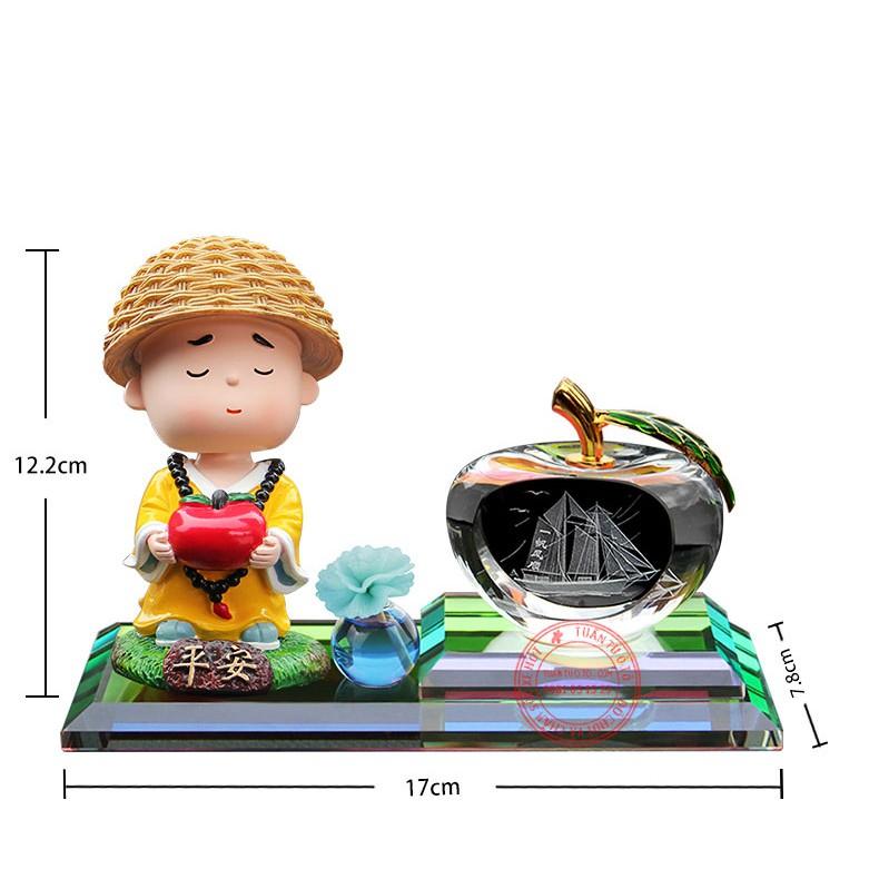 Tượng tiểu hòa thượng, cầu pha lê và nước hoa trang trí ô tô