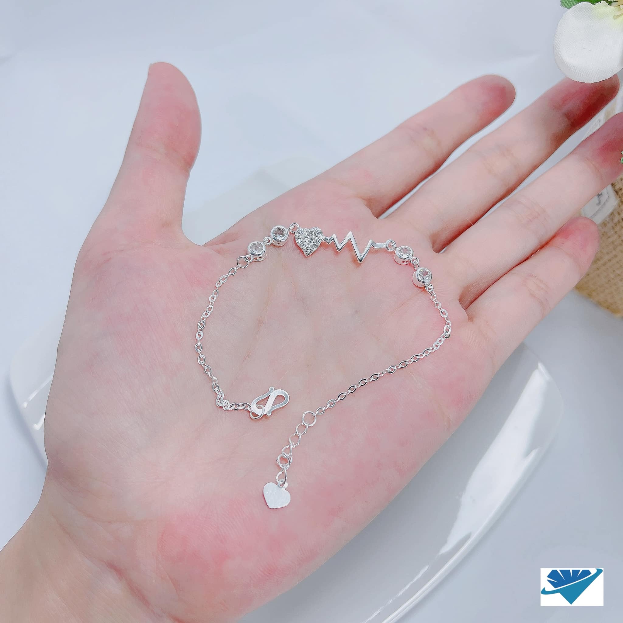 Lắc tay nữ hình nhịp tim chất liệu bạc MS75a