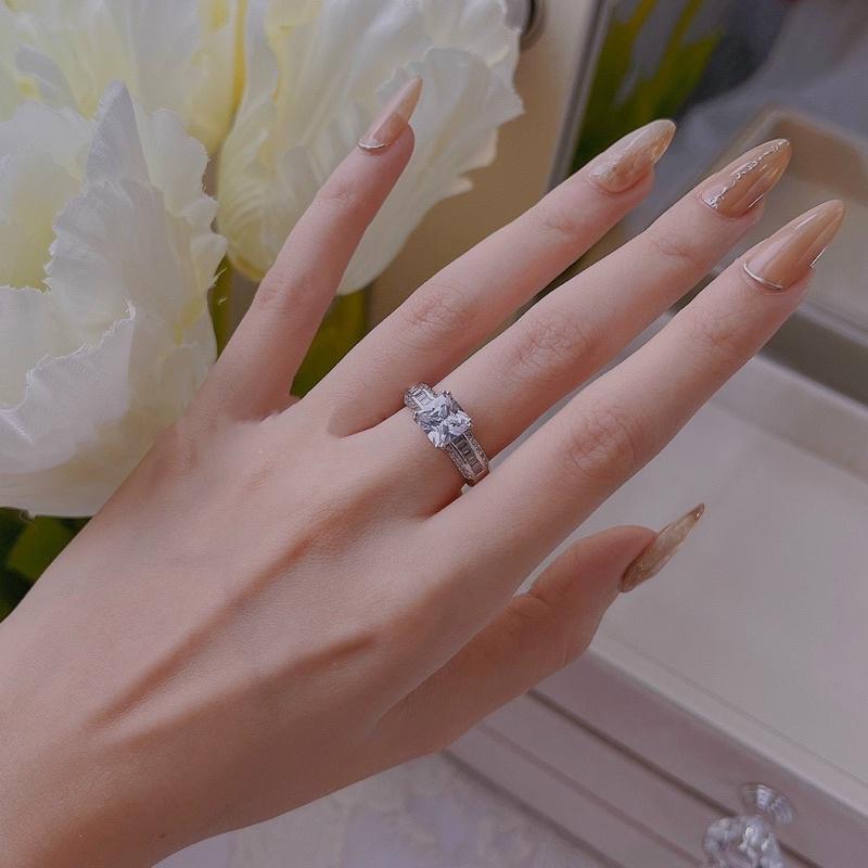 Nhẫn hột vuông không đen không gỉ có khắc ký hiệu